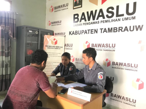 Rangkul Masyarakat Awasi Pemilu, Bawaslu Tambrauw Buka Meja Layanan Pemantau Pemilu