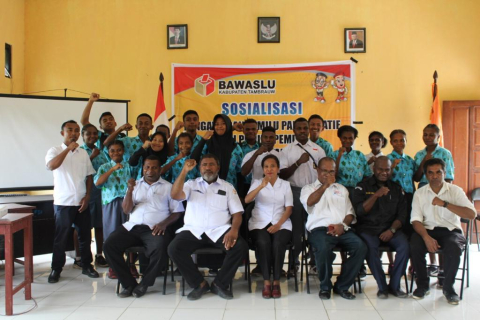 Rangkaian kegiatan Sosialisasi tersebut di tutup dengan Foto Bersama Ketua dan Anggota Bawaslu, Ketua KPU, Kepala Sekolah, para pemateri Kesbangpol dan Kordiv SDM 